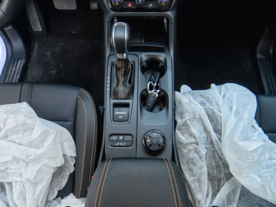 Rnager WILDTRUCK - Interior image 2