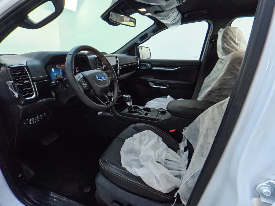 Rnager WILDTRUCK - Interior image 7