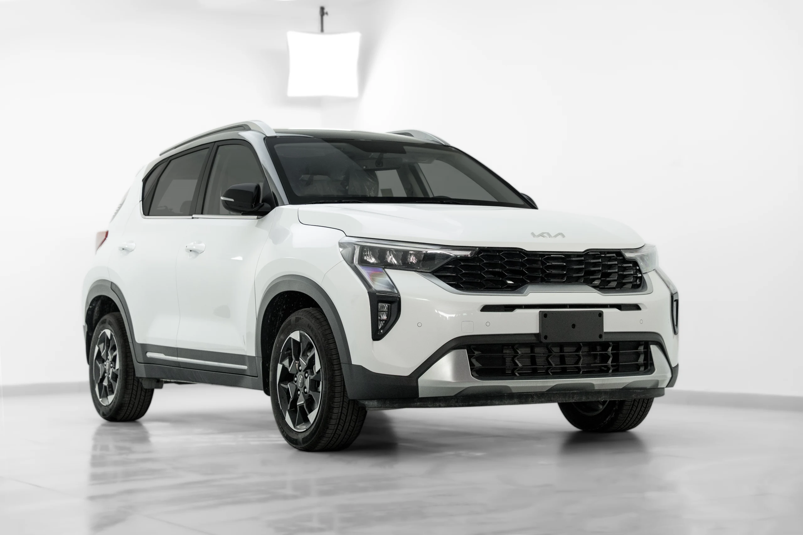 Kia Sonet GLS - white