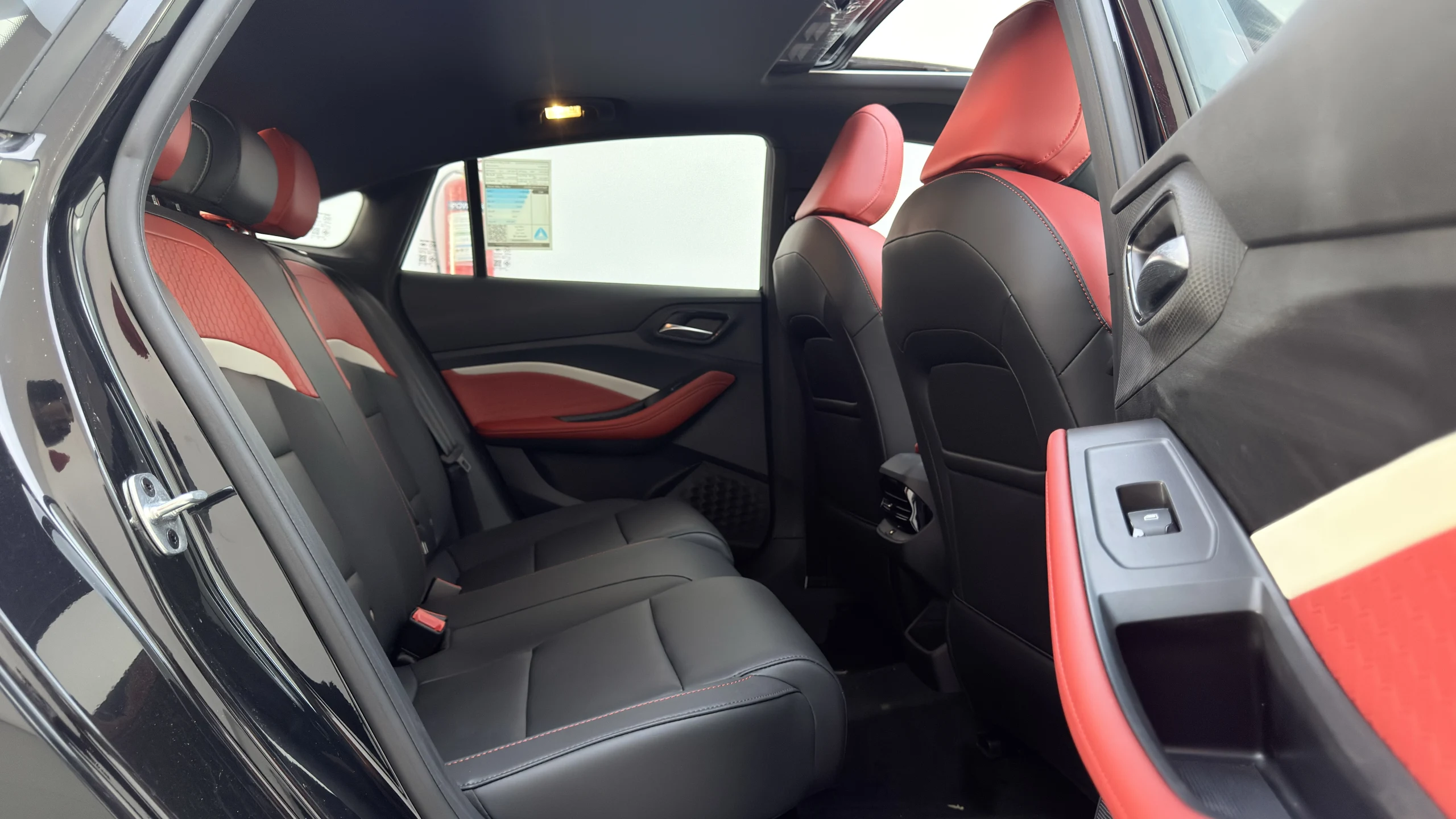 GT DELUX - Interior image 3