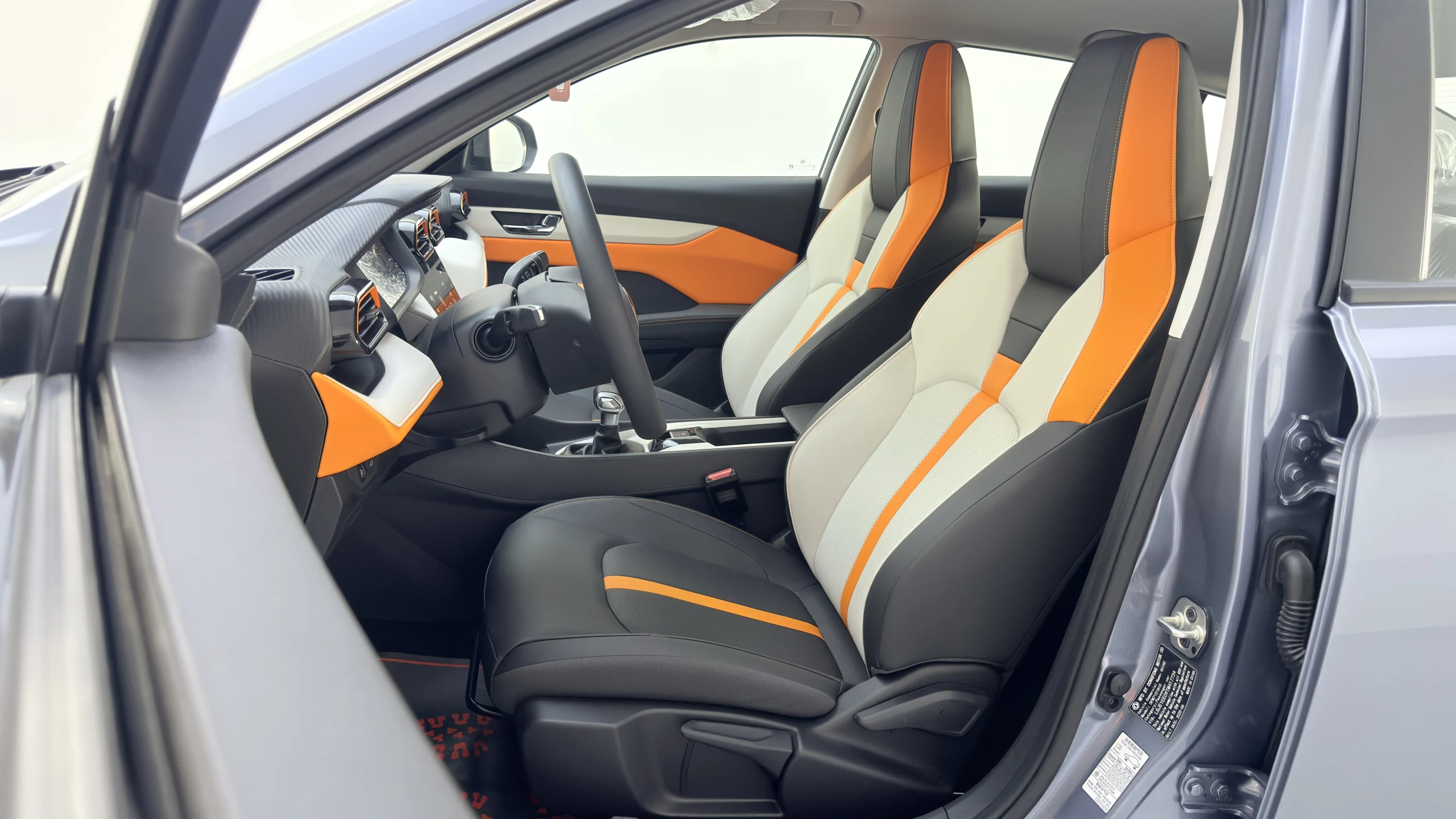 Dongfeng - Interior image 11