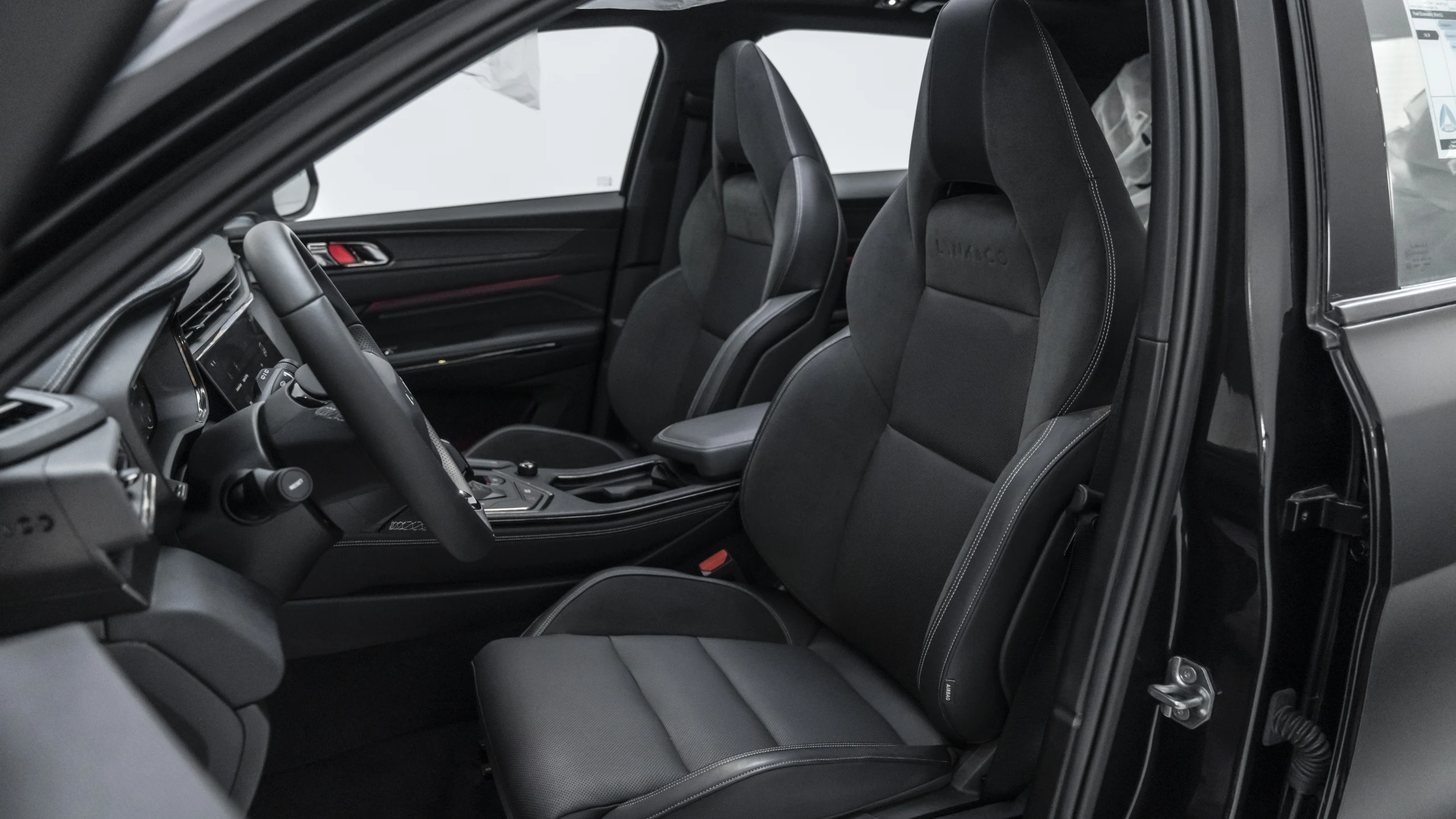 LYNK & C0 01 Hyper Pro - Interior image 2