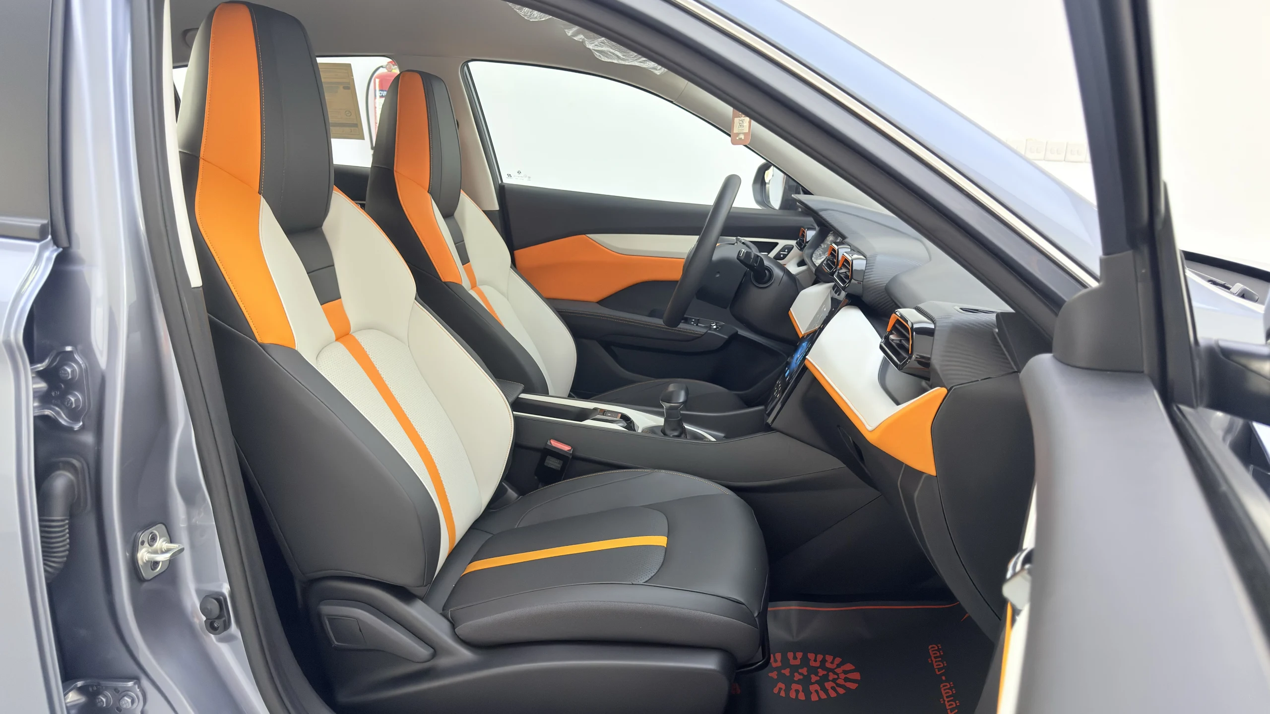 Dongfeng - Interior image 10