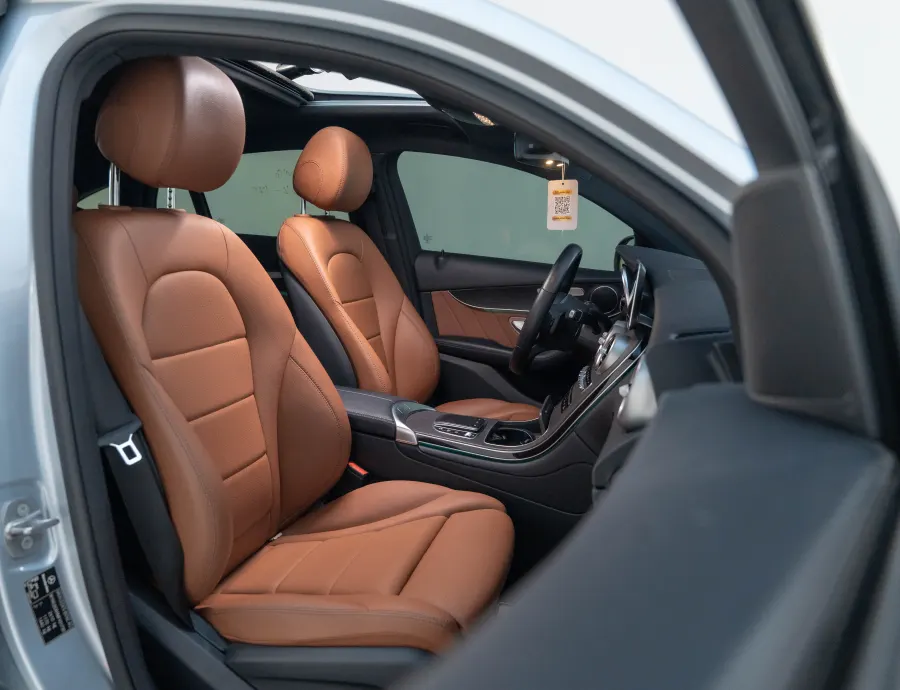 MERCEDES BENZ GLC 300 - Interior image 1