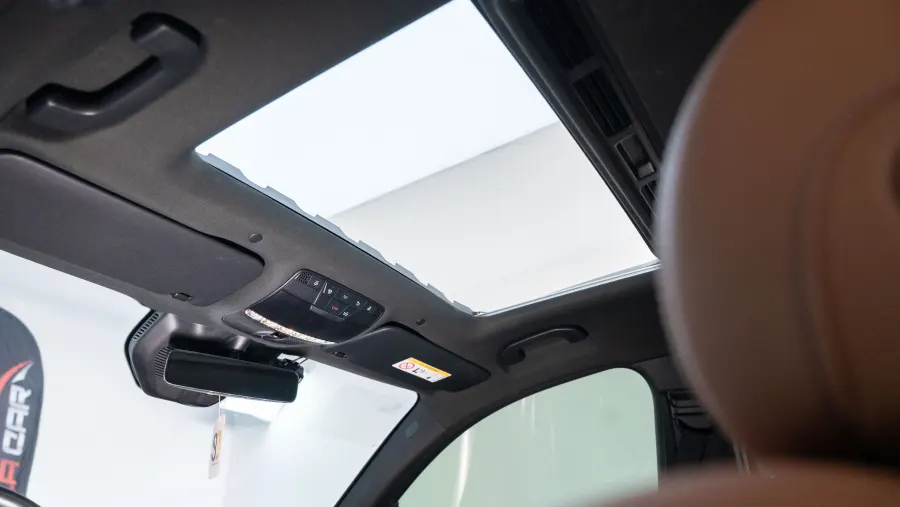 MERCEDES BENZ GLC 300 - Interior image 9