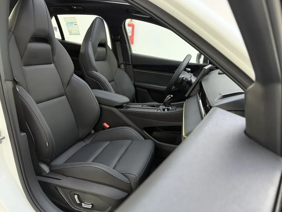 LYNK & C0 03 - Interior image 1