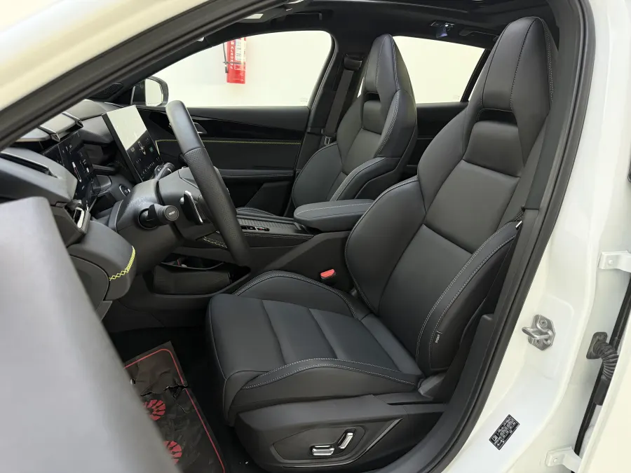 LYNK & C0 03 - Interior image 2