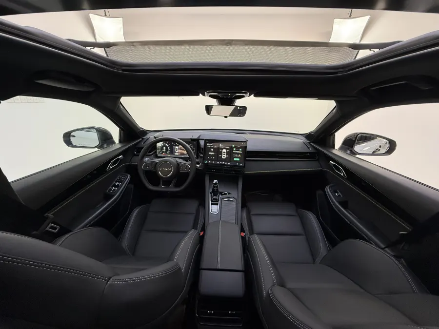 LYNK & C0 03 - Interior image 4