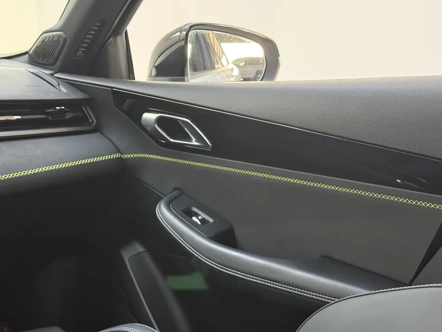 LYNK & C0 03 - Interior image 5