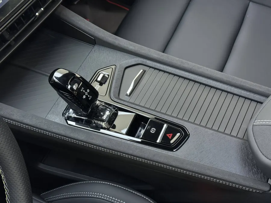 LYNK & C0 03 - Interior image 9