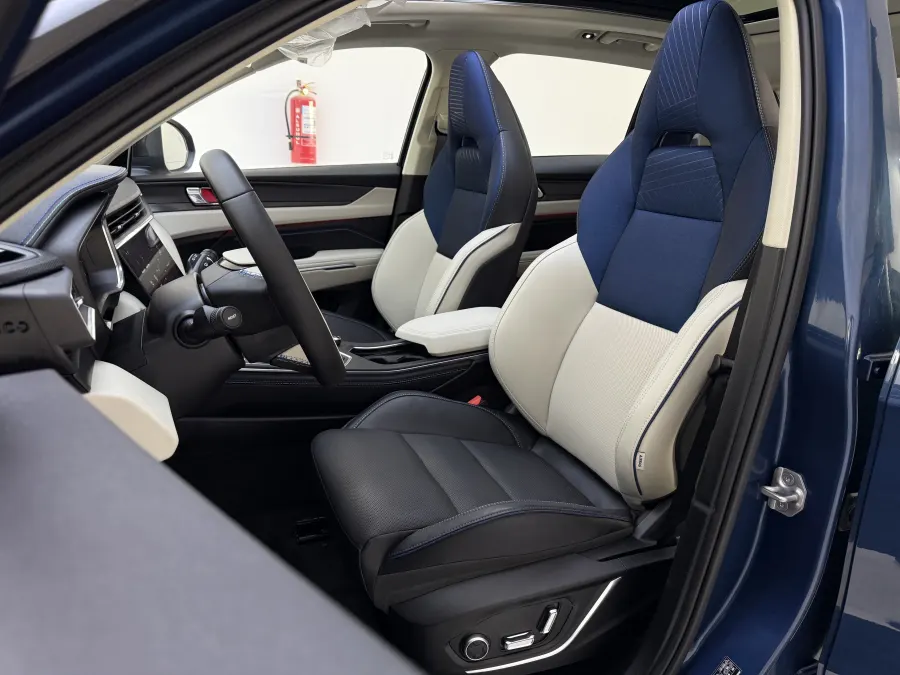 LYNK & CO 01 Louder Pro - Interior image 1