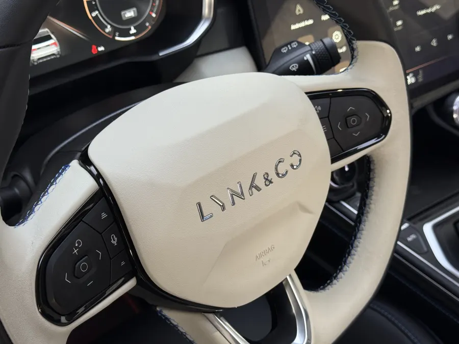 LYNK & CO 01 Louder Pro - Interior image 11
